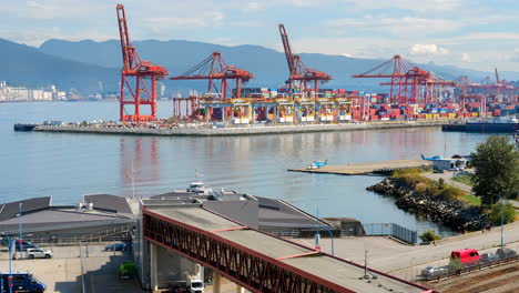 Seabus-Que-Sale-Y-Llega-Al-Puerto-De-Vancouver-En-Canadá-Cerca-Del-Helipuerto-Y-La-Terminal-De-Carga