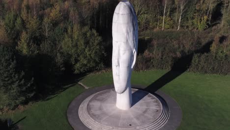 Die-Traumskulptur-Kühn-Wald-Wahrzeichen-Gesicht-Obelisk-Statue-Luftaufnahme-St.-Helens-Herauszoomen-Offenbaren