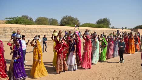 Mujeres-Locales-Se-Unen-Al-Desfile