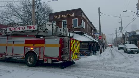 Camión-De-Bomberos-Frente-Al-Mejor-Restaurante-De-Estambul-En-El-Mercado-De-Kensington,-Toronto-Durante-Una-Tormenta-De-Nieve