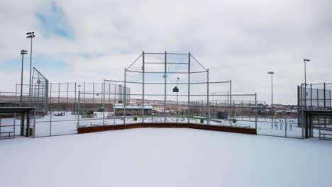 Revelación-Del-Diamante-De-Béisbol-Y-Sóftbol,-El-Montículo-De-Lanzadores-Y-Dugouts-Con-Nieve-Recién-Caída,-Vistas-Aéreas