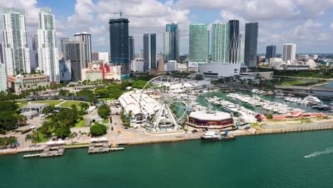 Luftschwenkvideo-über-Dem-Yachthafen-An-Der-Bucht-In-Der-Biscayne-Bay