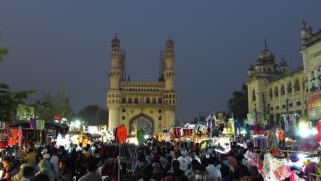 Mercado-Local-Abarrotado-Cerca-Del-Famoso-Monumento-Charminar-Por-La-Noche