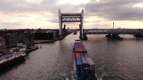 Carguero-Alphenaar-Dejando-Lentamente-El-Puente-Ferroviario-Elevado-Spoorbrug