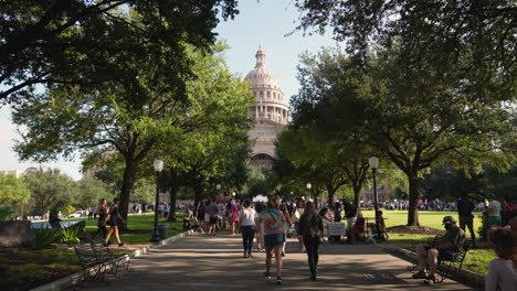 Menschen-Treffen-Während-Der-Kundgebung-Des-Frauenmarsches-Auf-Dem-Gelände-Des-Kapitols-Von-Texas-Ein,-Um-Friedlich-Die-Reproduktiven-Rechte-Und-Freiheiten-Zu-Unterstützen