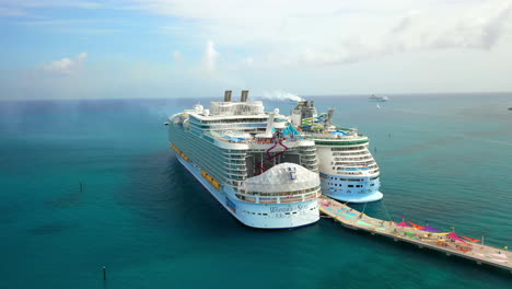 Disparo-De-Dron-Giratorio-De-Dos-La-Maravilla-De-Los-Mares,-Crucero-Royal-Caribbean