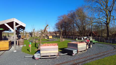 Vista-Panorámica-Izquierda-A-Través-De-La-Atracción-Ferroviaria-En-El-Parque-Fien-Y-Teun-En-Groomt-Ammers