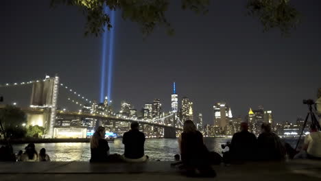 La-Gente-Se-Sienta-Y-Ve-Las-Luces-Conmemorativas-Del-11-De-Septiembre-En-La-Ciudad-De-Nueva-York