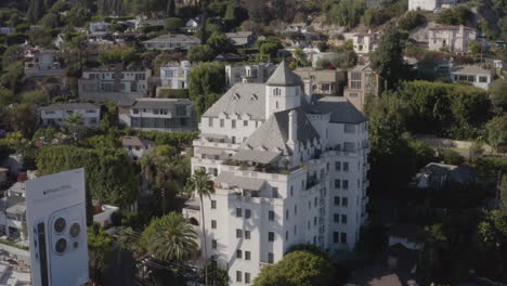 Volando-Por-El-Chateau-Marmont-En-Los-Angeles-Con-Las-Casas-De-Las-Colinas-De-Hollywood-En-El-Fondo