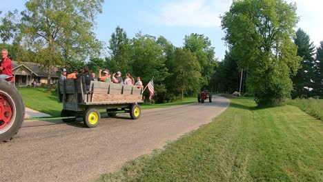 Zwei-Farmall-Traktoren-Der-Oldtimer--Und-Traktorenvereinigung-Auf-Parade-Durch-Das-Ländliche-Illinois