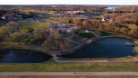 Luftaufnahmen-Von-Zwei-Teichen-Im-Unity-Park-Im-Highland-Village,-Texas