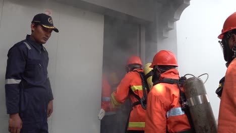 Java-Occidental-Indonesia,-1-De-Diciembre-De-2021:-Bomberos-Fuertes-Y-Valientes-Ingresan-Al-Edificio-Humeante-Para-Rescatar-A-Las-Víctimas