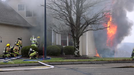 Un-Equipo-De-Bomberos-Prepara-Mangueras-Contra-Incendios-Afuera-De-Una-Casa-En-Llamas-En-Connecticut.