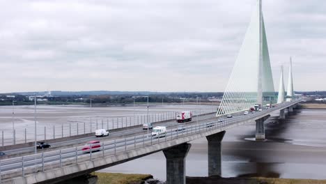 Mersey-Gateway-Punto-De-Referencia-Vista-Aérea-Sobre-Peaje-Puente-Colgante-Cruce-De-Río-Tiro-Lento-Descendente