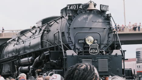 Menschen-Versammeln-Sich-Und-Bewundern-Die-Große-Dampfmaschine-4014-Von-Union-Pacific