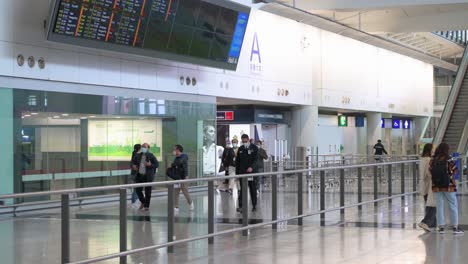 Los-Pasajeros-Con-Máscaras-Faciales-Llegan-A-La-Sala-De-Llegadas-Del-Aeropuerto-Internacional-Chek-Lap-Kok-En-Hong-Kong,-China