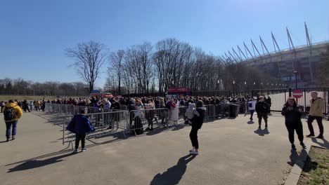 Empfang-Einer-Großen-Gruppe-Ukrainischer-Flüchtlinge-Am-Eingang-Des-PGE-Narodowy-Stadions-In-Warschau