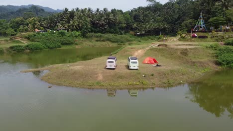 Yogyakarta,-Indonesien-–-1.-Februar-2022:-Der-Van-Beginnt,-Den-Campingplatz-Zu-Verlassen