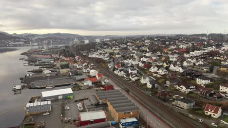 Zona-Industrial-A-Lo-Largo-De-Sorlandsbanen-Y-Puerto-De-Sandnes---Antena-Moviéndose-Lateralmente-Sobre-El-Ferrocarril-De-Sortoget-Mirando-Hacia-El-Centro-De-La-Ciudad-De-Sandnes---Noruega