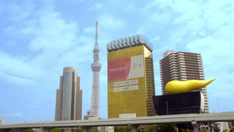 Tokyo-Skytree,-Flamme-D&#39;or,-Asakusa,-Tokio,-Japón-Alrededor-De-Abril-De-2020:-Muchos-Camiones-Circulando-Por-La-Vía-Rápida