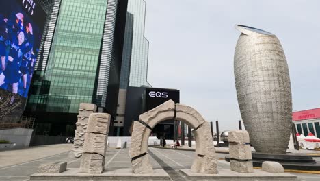 Esculturas-Históricas-En-El-Centro-De-Comercio-Mundial-Coex-Artium-En-Seúl,-Corea-Del-Sur---Toma-De-Establecimiento