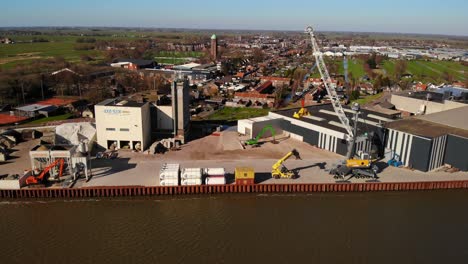 Luftaufnahme-Des-Terminals-Bergambacht-Am-Fluss-Lek