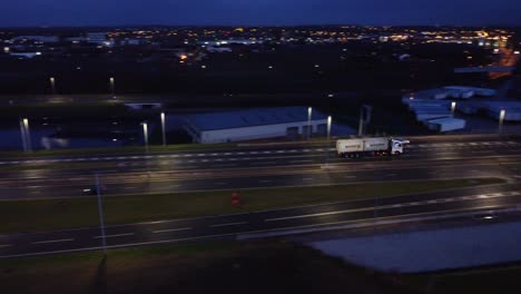 Luftaufnahme-Modern-Beleuchtet-Ruhig-Autobahnspuren-Straßenkreuzung-Verkehr-Spur-LKW-Rechts