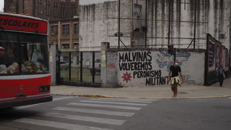 Verkehrsszene-Mit-Bussen-In-Recoleta,-Buenos-Aires