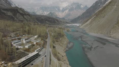 Antena-A-Lo-Largo-De-La-Carretera-De-Karakoram-Junto-Al-Río-Y-Edificios-En-El-Valle-De-Hunza