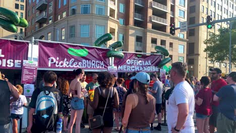 Die-Leute-Stehen-Schlange,-Um-Die-Offiziellen-Merchandise-Artikel-Des-Picklesburgh-Food-Festivals-Zu-Ergattern