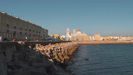 Zeitraffer-Der-Kathedrale-Von-Cádiz-An-Einem-Sommerabend