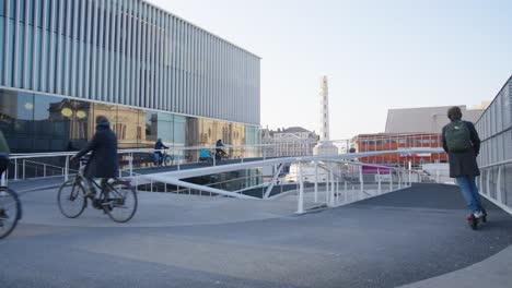 Menschen-Radeln-An-Der-Wendelbrücke-Am-Bahnhof-Leuven-In-Belgien