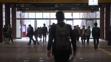 Cámara-Lenta-De-Viajeros-Enmascarados-En-La-Estación-De-Tren-Kanazawa-Jr-En-Japón-En-Un-Día-Ajetreado