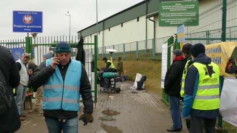 Voluntarios-Ayudan-En-El-Campamento-Base-Del-Cruce-Fronterizo-Entre-Ucrania-Y-Polonia-Para-Refugiados