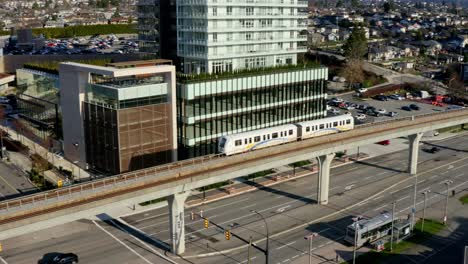 Train-Arriving-At-Brentwood-Town-Centre-Station-On-A-Sunny-Day-In-Burnaby,-Canada