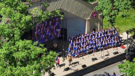 Los-Niños-Adoran-Con-Cantos-Y-Gestos-Con-Las-Manos-Durante-El-Concierto-Al-Aire-Libre-Y-El-Servicio-De-Adoración-Dominical-En-El-Parque