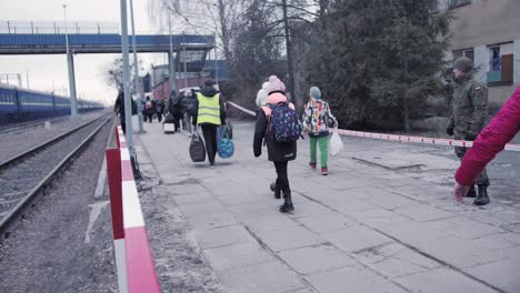 Ukrainian-refugees-got-off-the-train