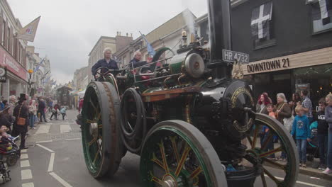 Gente-Viendo-Locomotora-De-Carretera-A-Vapor-En-El-Día-De-Trevithick-En-Camborne,-Inglaterra