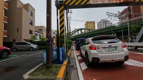 4K-Aufnahme-Aus-Der-Perspektive-Eines-Radfahrers,-Der-Durch-Den-Dichten-Verkehr-In-Der-Japanischen-Stadt-Tokio-Fährt