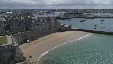 Imágenes-De-Drones-De-La-Playa,-El-Mar,-El-Puerto-Y-La-Muralla-De-Saint-malo,-Bretaña,-Francia