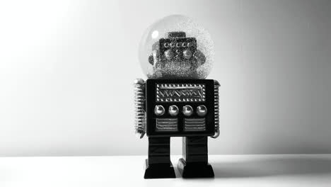 Imágenes-En-Blanco-Y-Negro-De-Un-Globo-De-Nieve-Robot-En-Un-Escritorio-Blanco