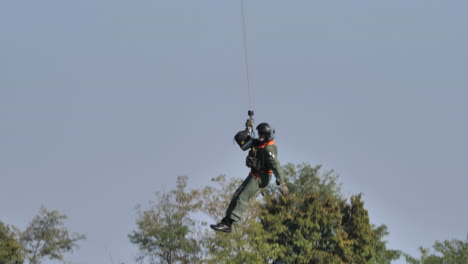 Winchman-Levantó-Rescatado-Del-Helicóptero-Del-Hospital-De-La-Fuerza-Aérea-Italiana-Durante-Una-Demostración-Pública-De-Llamada-De-Alerta-De-Emergencia