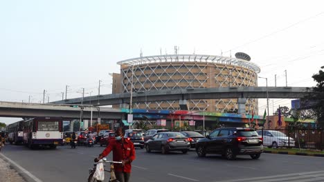 Traffic-movement-along-the-main-avenue-in-hyderabad,-India-with-cars-waiting-at-the-signal-in-the-evening