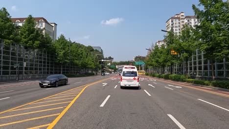 Punto-De-Vista-Del-Conductor-Después-De-Una-Ambulancia-Conduciendo-En-La-Ciudad-De-Seúl,-Corea-Del-Sur