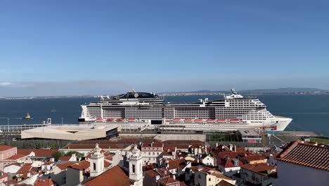 Vista-Del-Paisaje-Urbano-De-Lisboa-Y-Crucero-Amarrado-En-La-Terminal-Del-Río-Tejo-En-Un-Día-Soleado