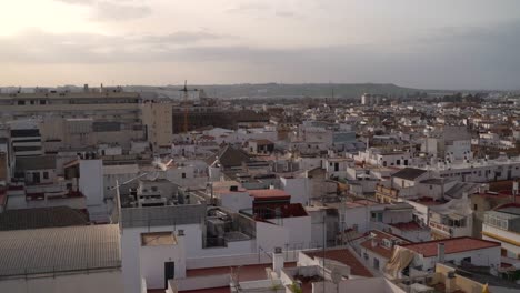 Muy-Por-Encima-De-La-Panorámica-En-Cámara-Lenta-A-Través-Del-Paisaje-Urbano-De-Sevilla,-España