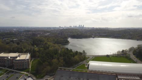 El-Vuelo-Hacia-Atrás-Revela-El-Estadio-De-Fútbol-De-La-Universidad-De-Boston