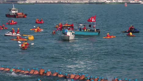 Más-De-1.500-Competidores-Están-Listos-Para-Participar-En-La-Competencia-Anual-De-Natación-Cross-Harbour-New-World-Harbour-Race-En-Hong-Kong