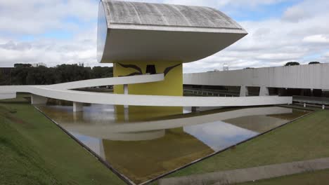 Eyes-museum,-or-Museu-do-Olho,-a-Niemeyer-modern-art-building-in-Curitiba