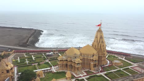 Somnath,-Gujarat,-India--:-Hermoso-Tiro-Giratorio-Aéreo-Sobre-El-Templo-Somnath-Mahadev,-Gujarat,-India